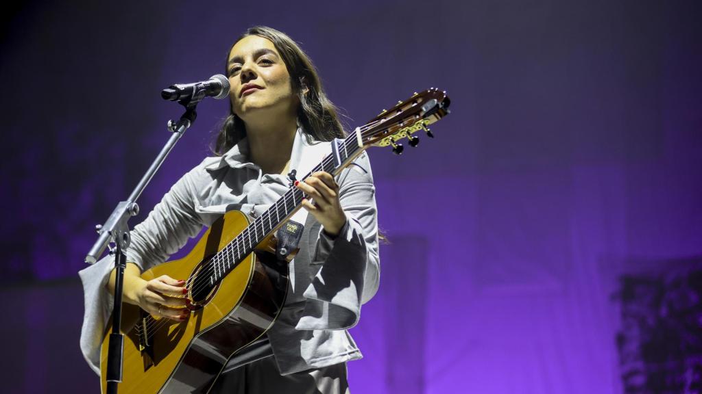 La cantante y compositora Valeria Castro durante el concierto que ha ofrecido hoy viernes en el Movistar Arena de Madrid.