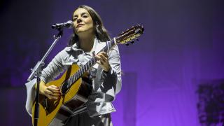 La cantante y compositora Valeria Castro durante el concierto que ha ofrecido hoy viernes en el Movistar Arena de Madrid.