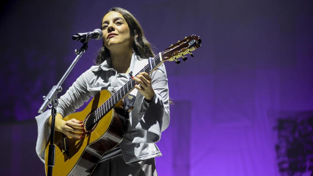 La cantante y compositora Valeria Castro durante el concierto que ha ofrecido hoy viernes en el Movistar Arena de Madrid.
