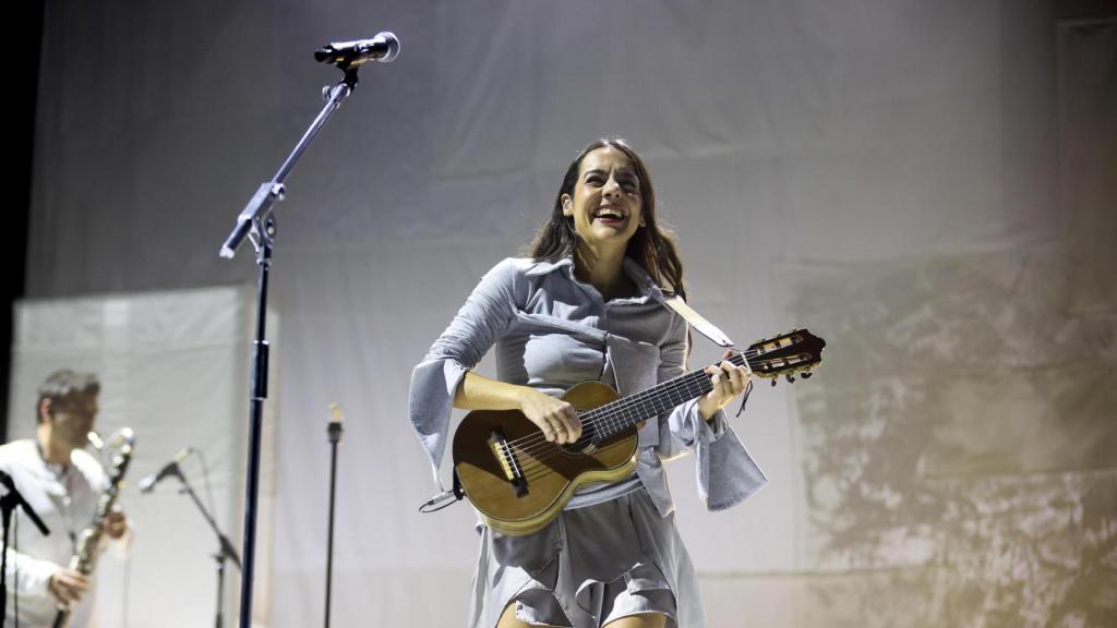 La cantante y compositora Valeria Castro durante el concierto que ha ofrecido hoy viernes en el Movistar Arena de Madrid.
