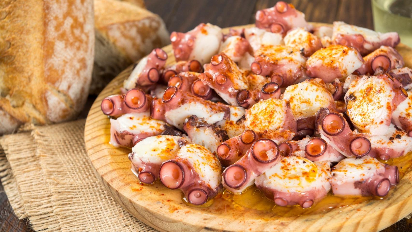Una ración de pulpo 'á feira' servida en un plato de madera