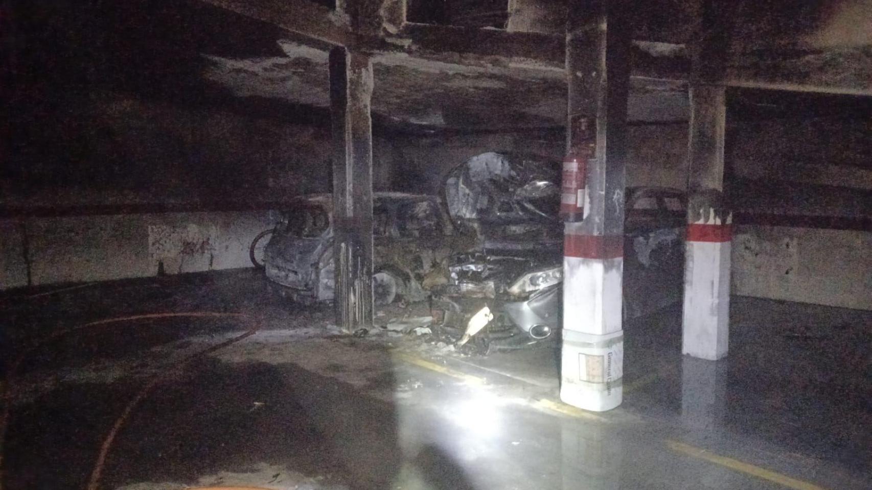 Varios coches calcinados en el incendio en un garaje de Medina del Campo: fueron necesarias seis dotaciones de bomberos