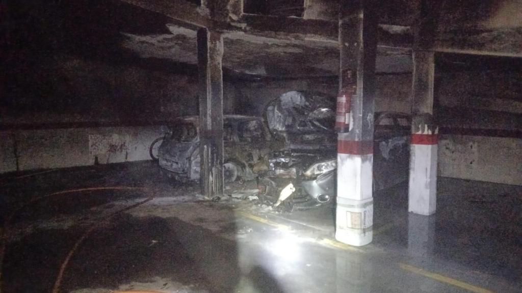 Varios coches calcinados en el incendio en un garaje de Medina del Campo: fueron necesarias seis dotaciones de bomberos