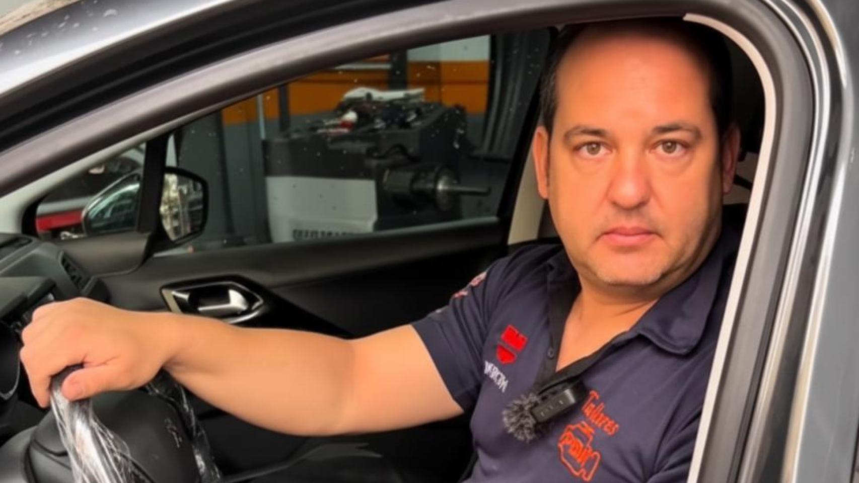 Captura del vídeo donde Kike, mecánico de talleres Piba, explica el procedimiento.
