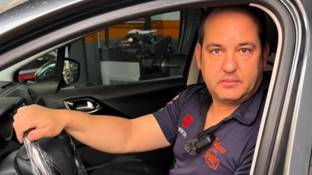 Captura del vídeo donde Kike, mecánico de talleres Piba, explica el procedimiento.