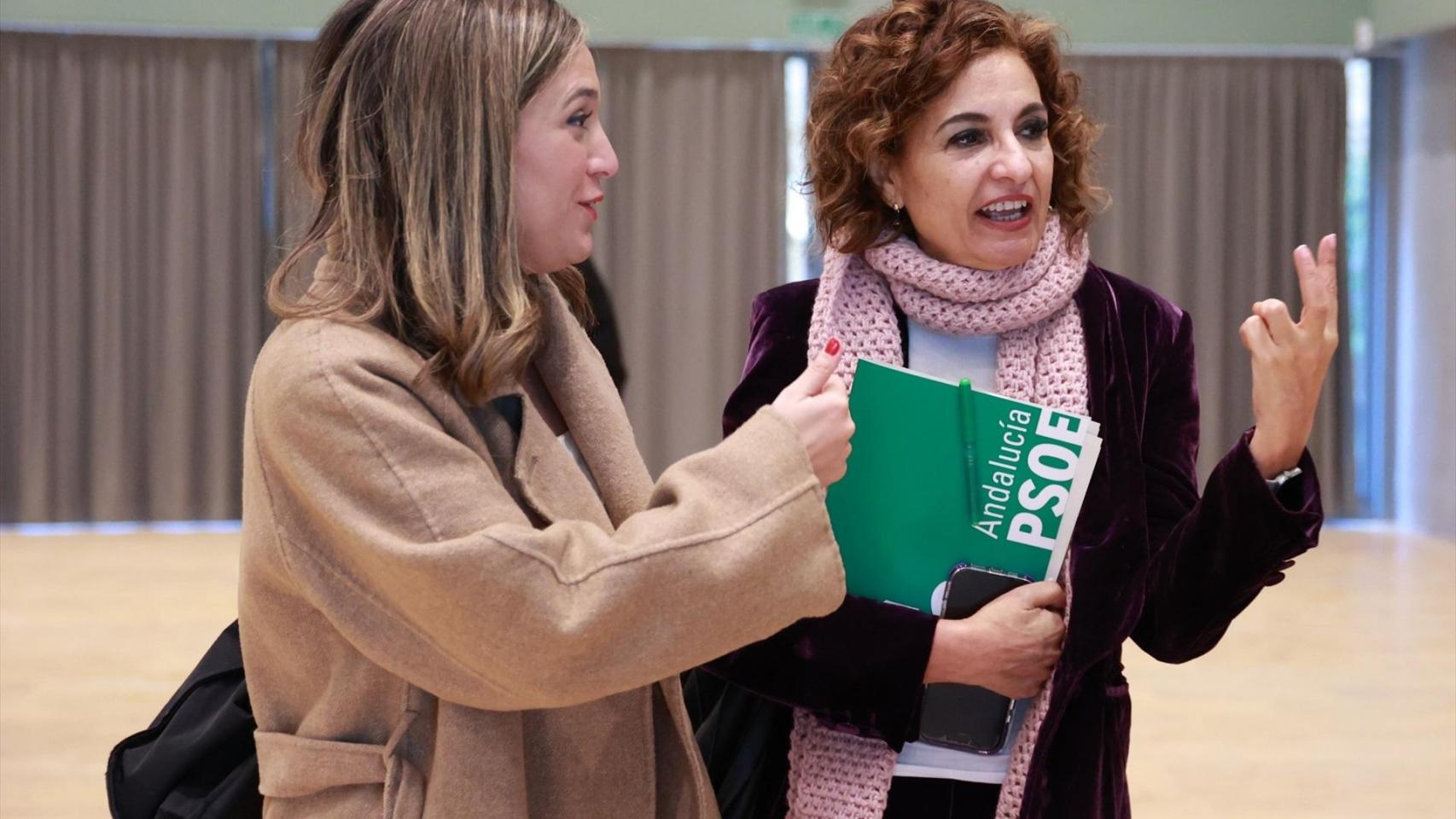 María Jesús Montero junto con María Márquez, vicesecretaria general del PSOE andaluz.