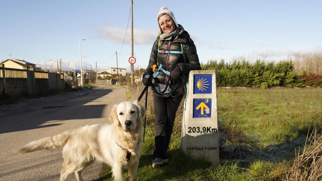 La actriz, cómica y presentadora abulense, Sara Escudero, junto a su perra Phoebe, a su paso por el Bierzo realizando el Camino de Santiago