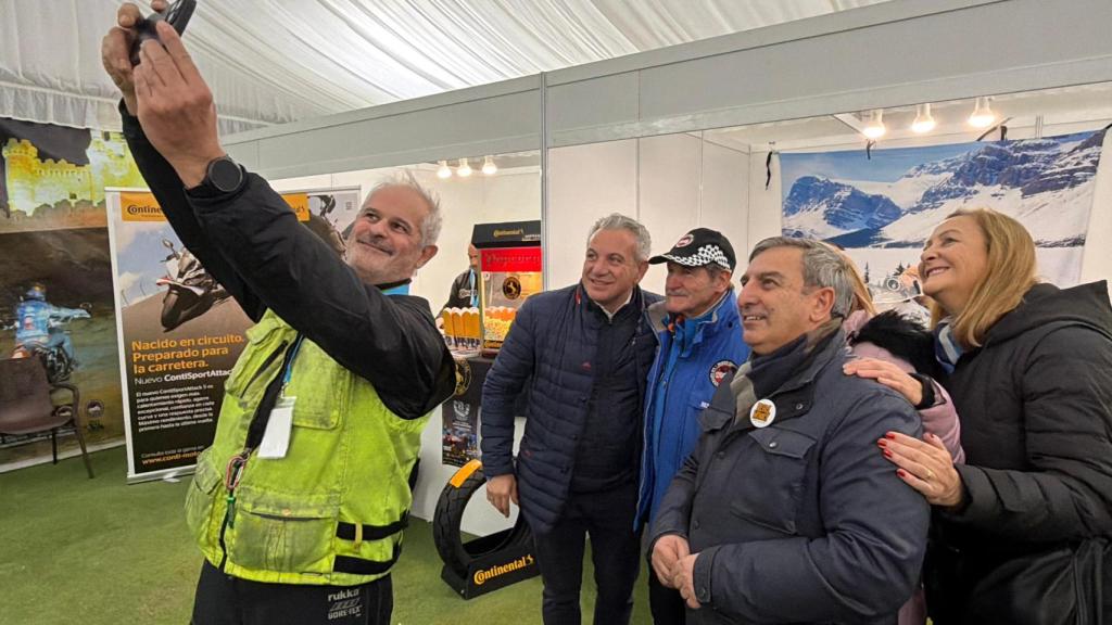 El delegado del Gobierno, Nicanor Sen, y el Consejero de Movilidad y Transformación Digital, José Luis Sanz Merino, visitan la concentración La Leyenda Continúa, en Cantalejo (Segovia)