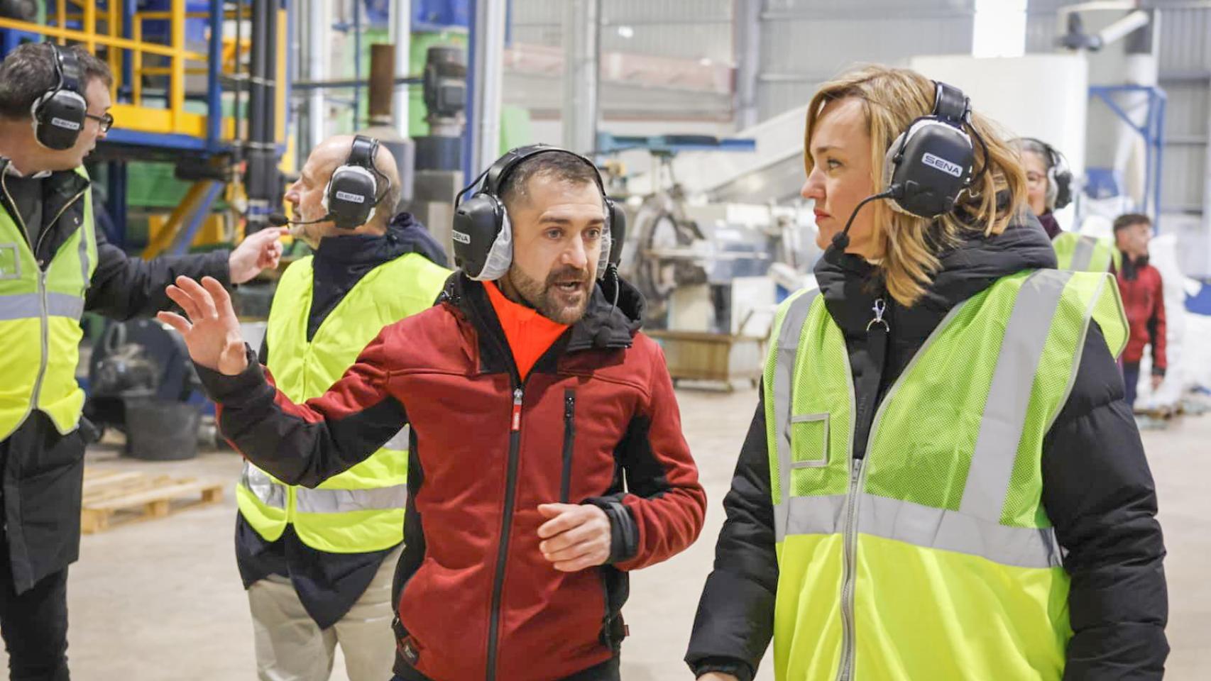 Pilar Alegría durante su visita a Plástico Politer en Montalbán