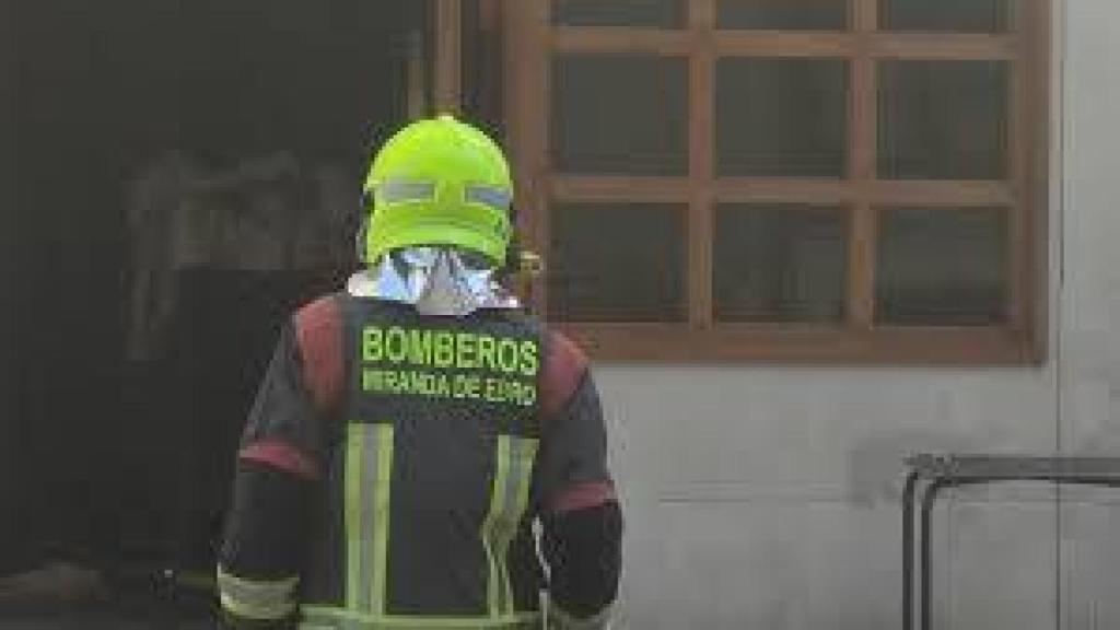 Fotografía de archivo de una actuación de los bomberos en un incendio en Miranda de Ebro