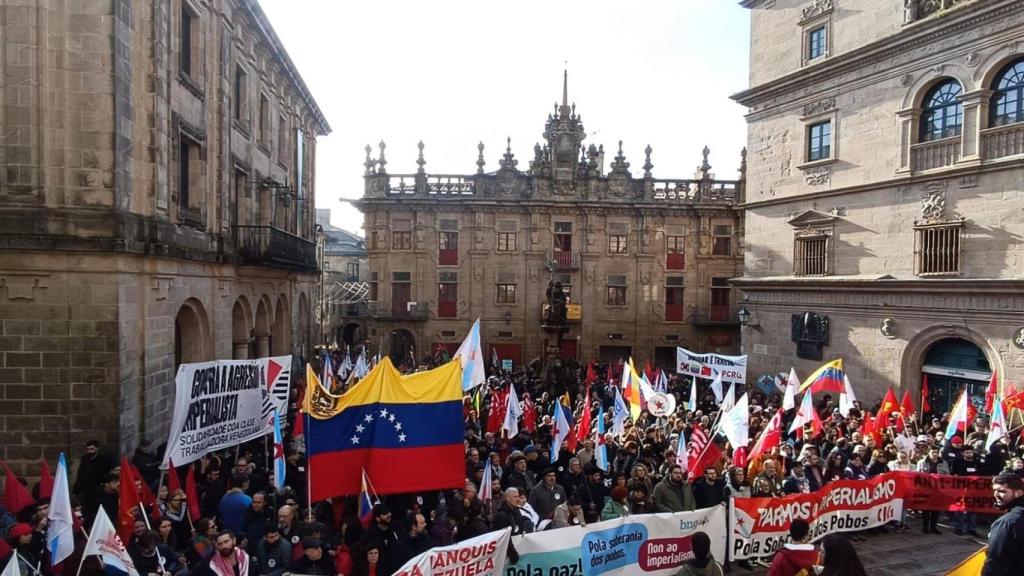 Manifestantes contra el ataque de Estados Unidos a Venezuela en la Praza das Praterías de Santiago