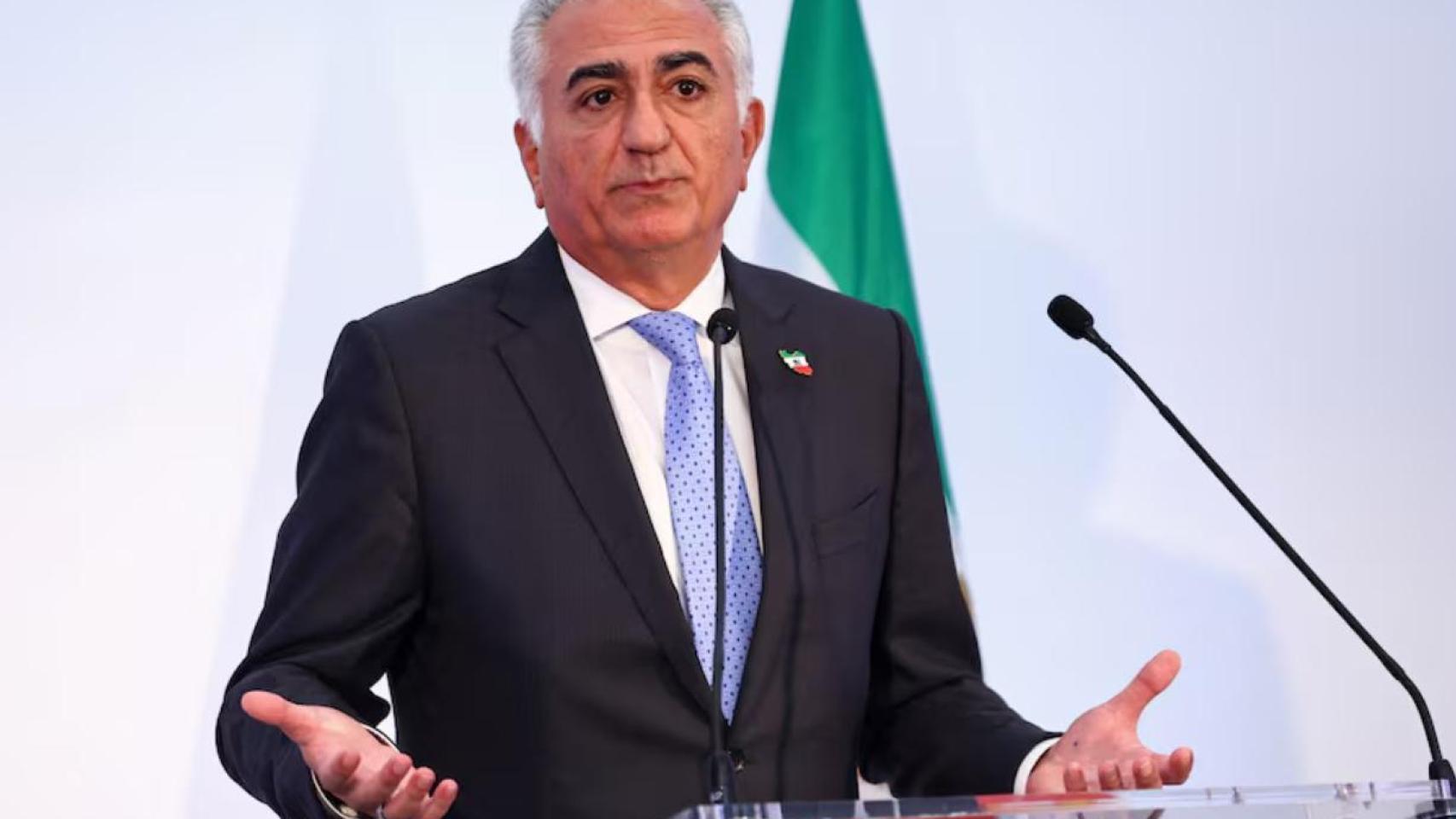 Reza Pahlavi, el príncipe heredero de Irán, durante una rueda de prensa.