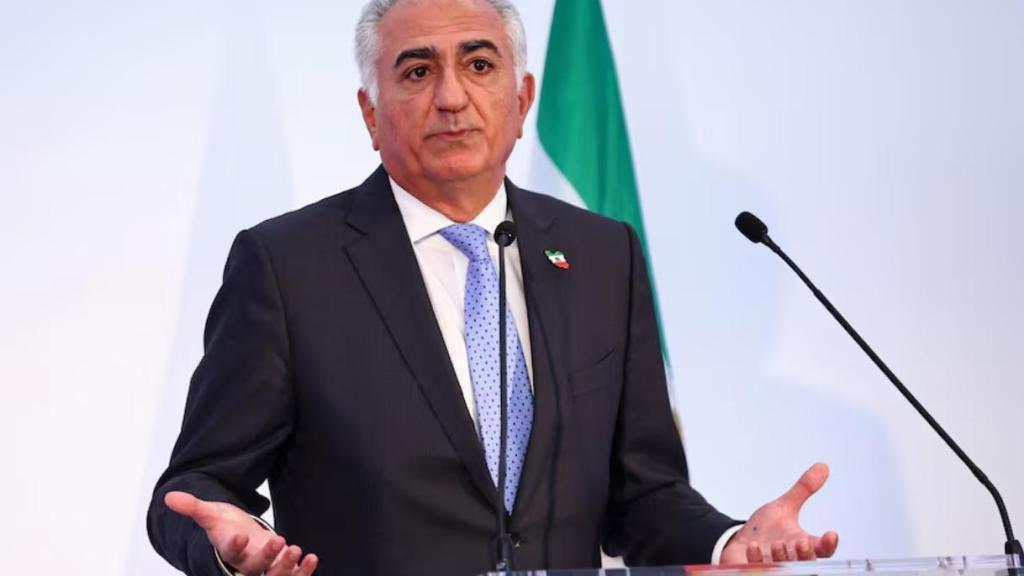 Reza Pahlavi, el príncipe heredero de Irán, durante una rueda de prensa.