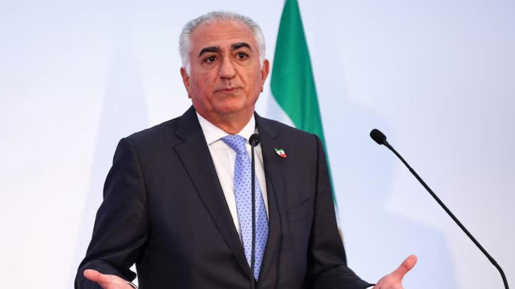 Reza Pahlavi, el príncipe heredero de Irán, durante una rueda de prensa.
