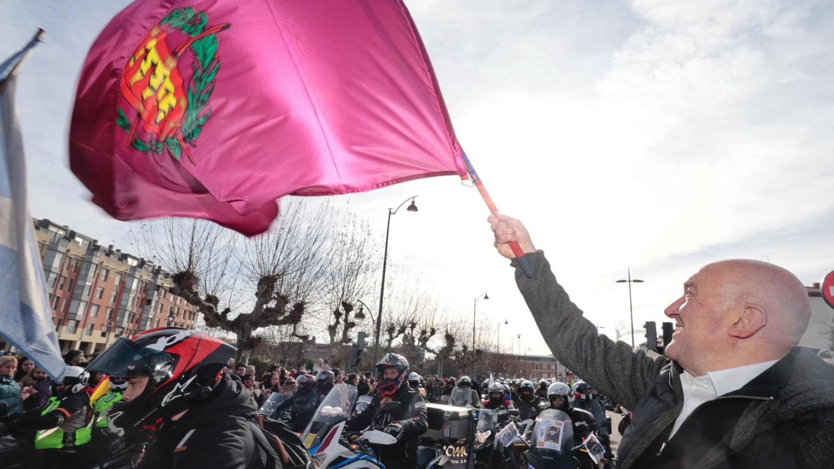 Valladolid se echa a la calle con el desfile de banderas de Pingüinos