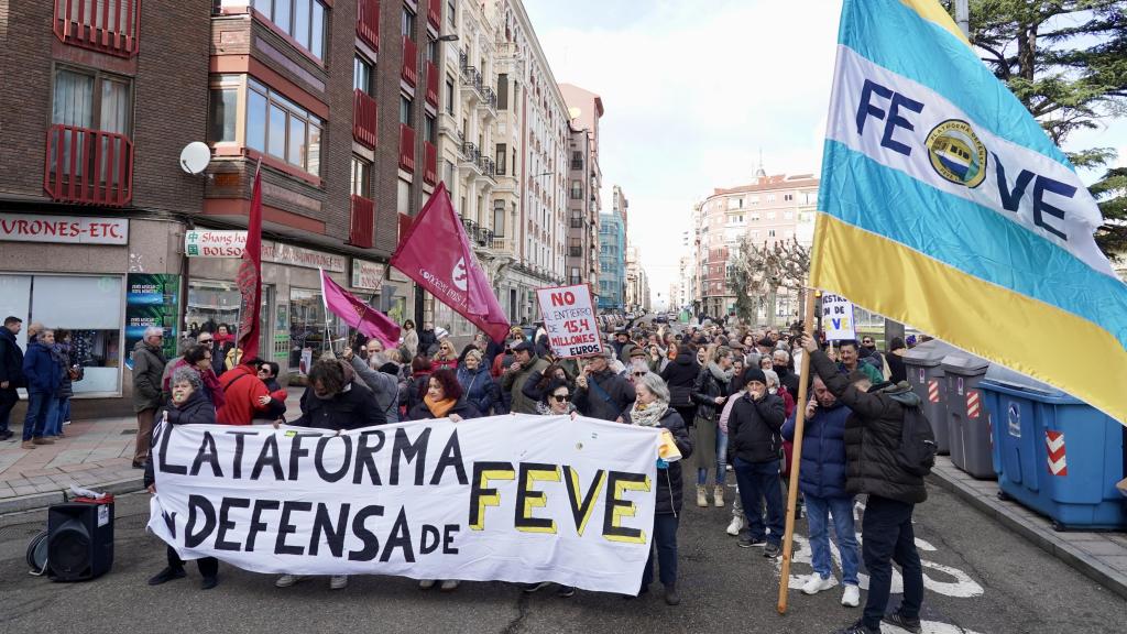 Concentración frente a la estación de Feve de Matallana para reclamar el regreso del tren de vía estrecha al centro de la ciudad y rechazar que se cubra el trazado ferroviario.