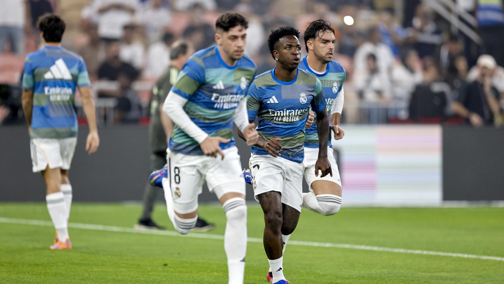 Valverde, Vinicius y Asencio realizan los ejercicios de calentamiento.