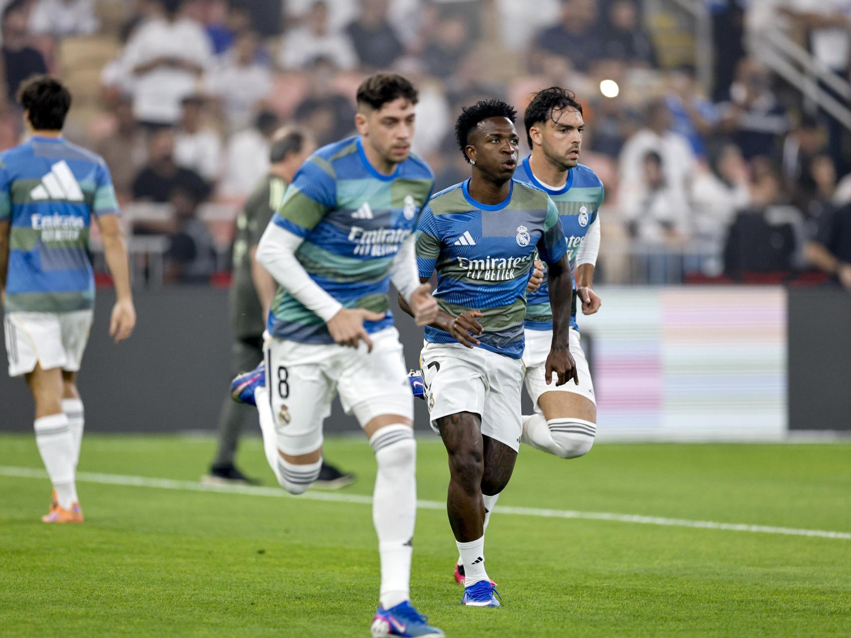 Valverde, Vinicius y Asencio realizan los ejercicios de calentamiento.