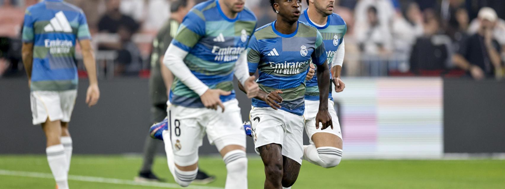 Valverde, Vinicius y Asencio realizan los ejercicios de calentamiento.