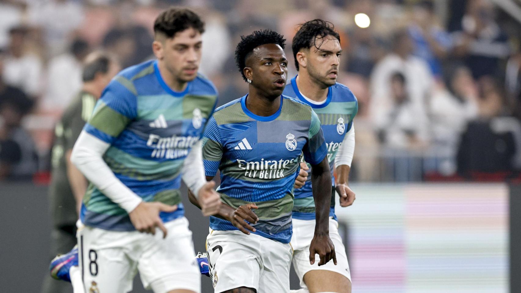 Valverde, Vinicius y Asencio realizan los ejercicios de calentamiento en la previa del partido ante el Atlético.