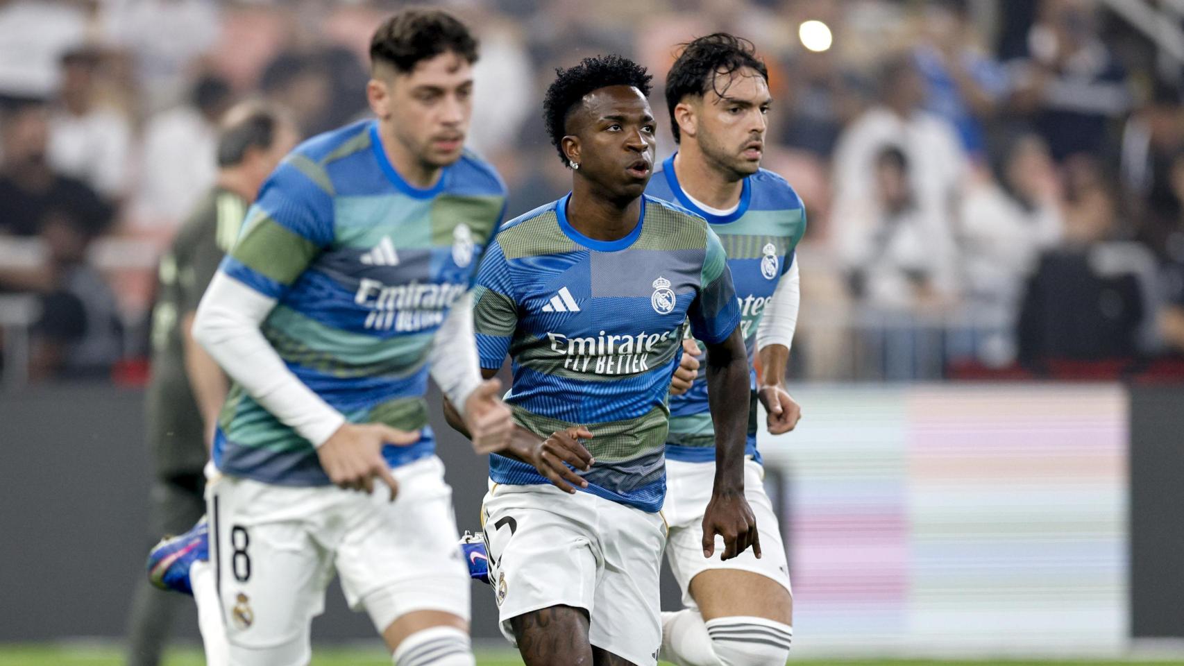 Valverde, Vinicius y Asencio realizan los ejercicios de calentamiento.