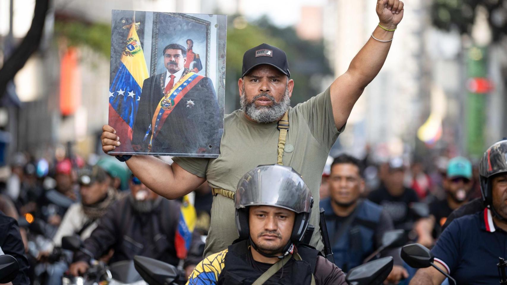 Una persona sostiene un cuadro de Maduro durante una marcha en Caracas para solicitar su libertad.