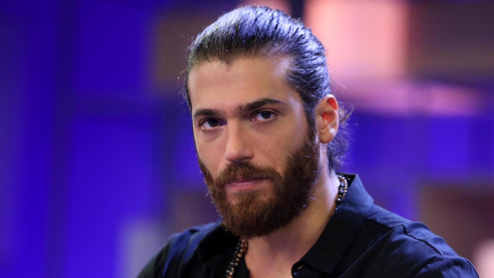 Can Yaman en un acto público.