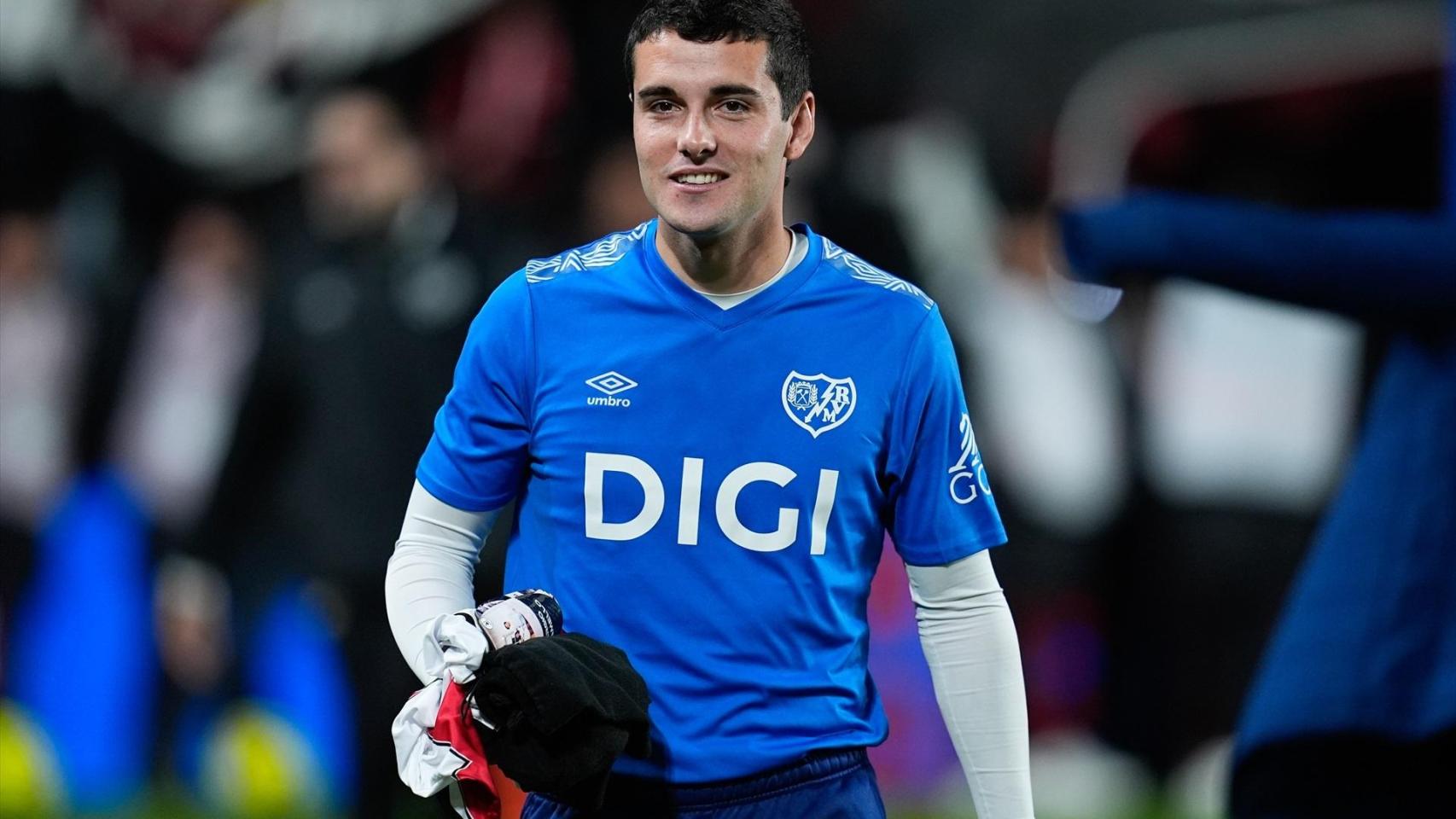 Sergio Camello, camino del banquillo durante el Rayo Vallecano - Valencia.