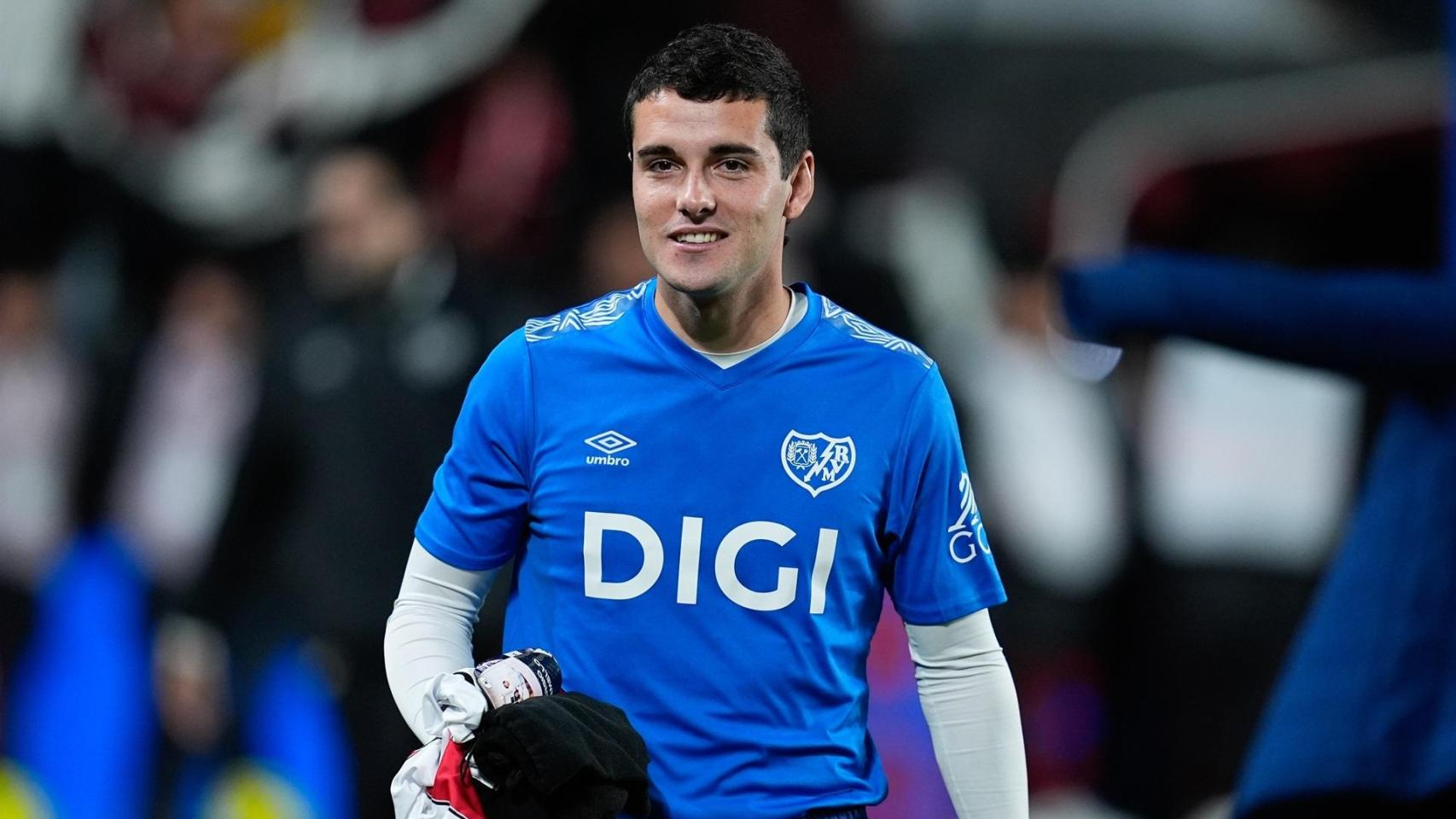 Sergio Camello, camino del banquillo durante el Rayo Vallecano - Valencia.