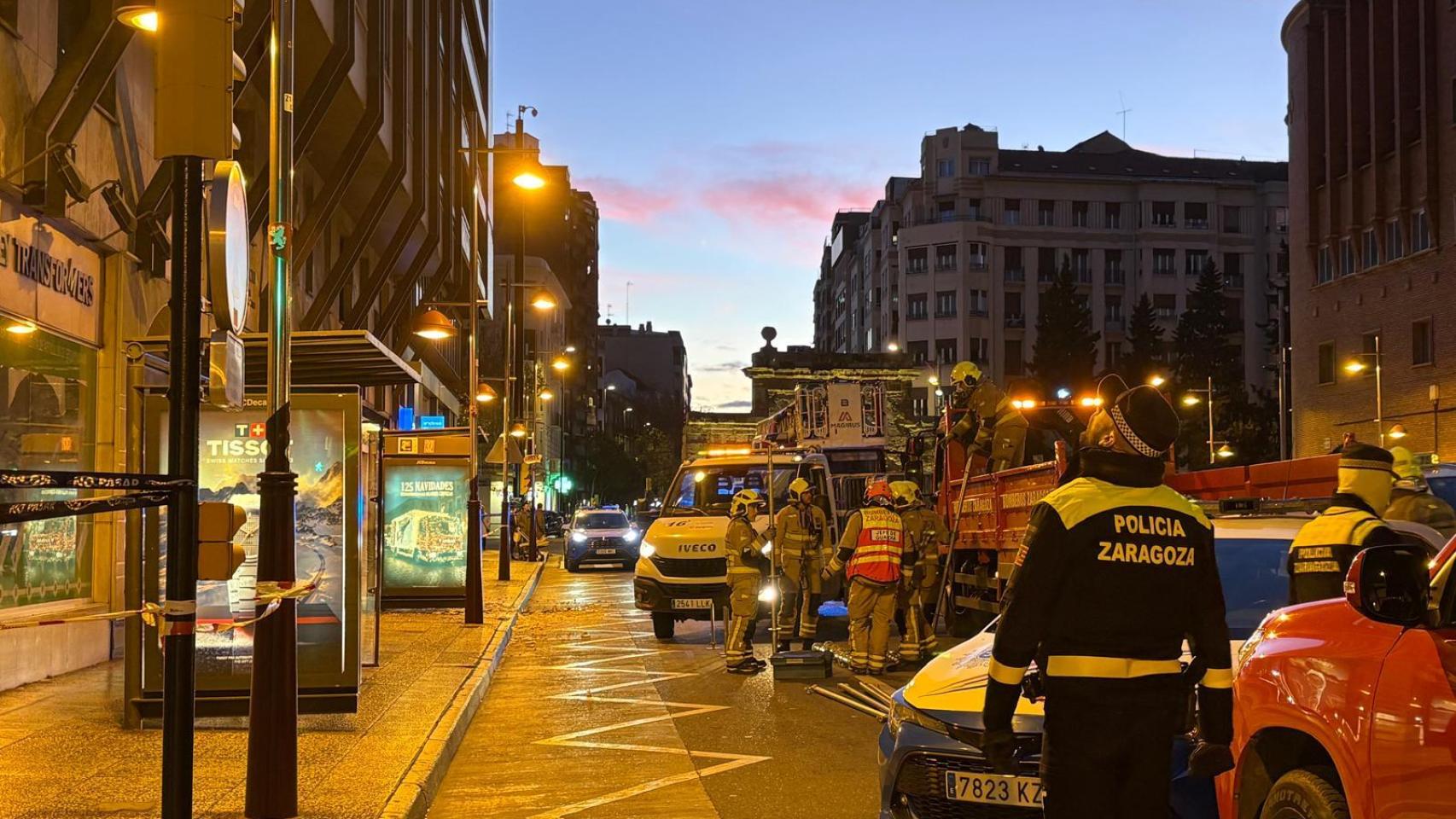 Escombros de las losas caídas desde una fachada en la avenida de César Augusto