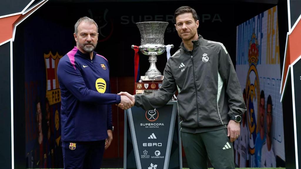 Hansi Flick y Xabi Alonso posan juntos con la Supercopa de España.