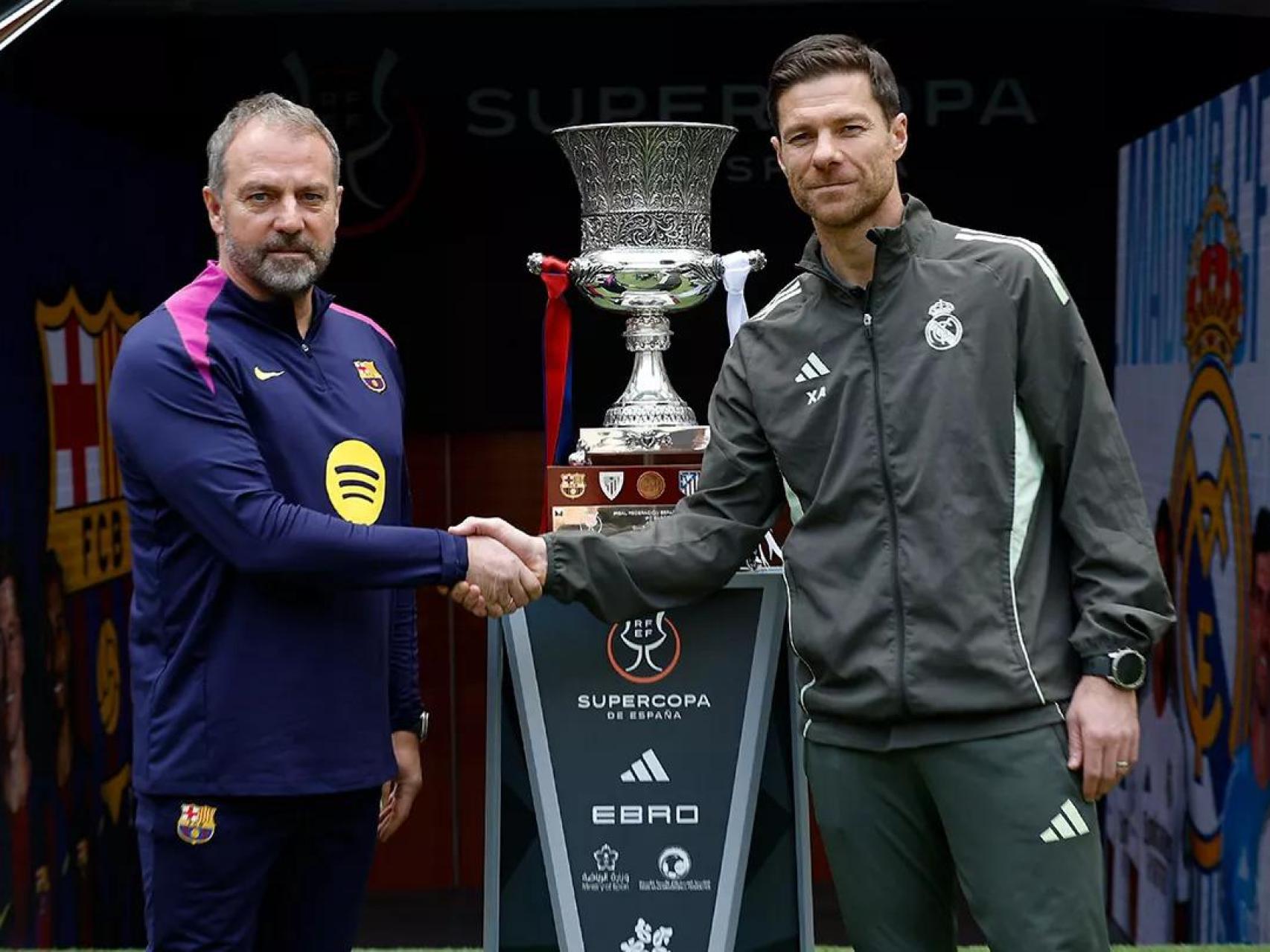 Hansi Flick y Xabi Alonso posan juntos con la Supercopa de España.