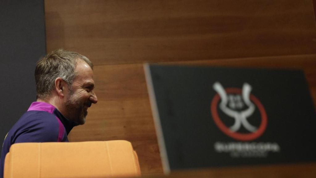 Hansi Flick depois de falar à mídia antes da final da Supertaça.