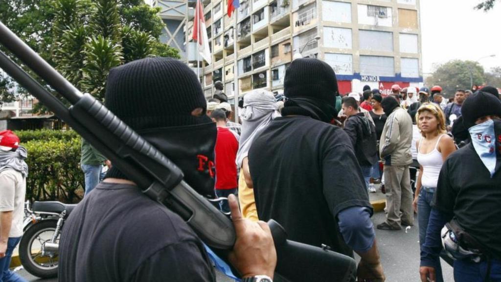 Miembros de los colectivos chavistas en las calles de Caracas.