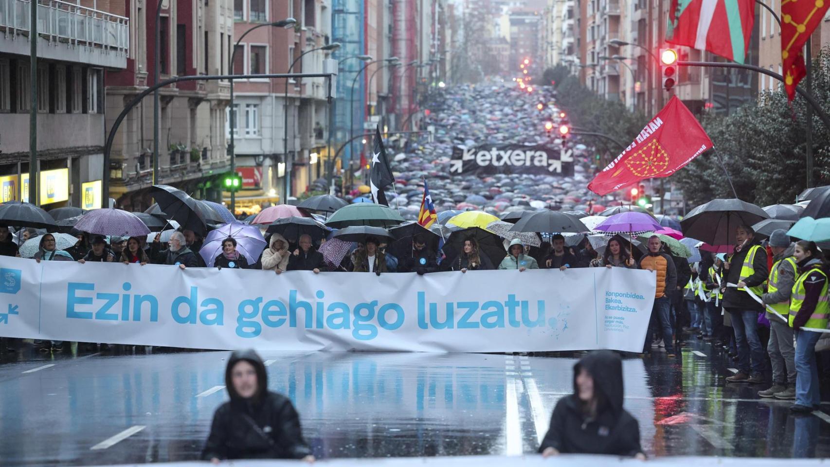La cabecera de la manifestación a favor de los presos de ETA que ha recorrido este sábado las calles de Bilbao.