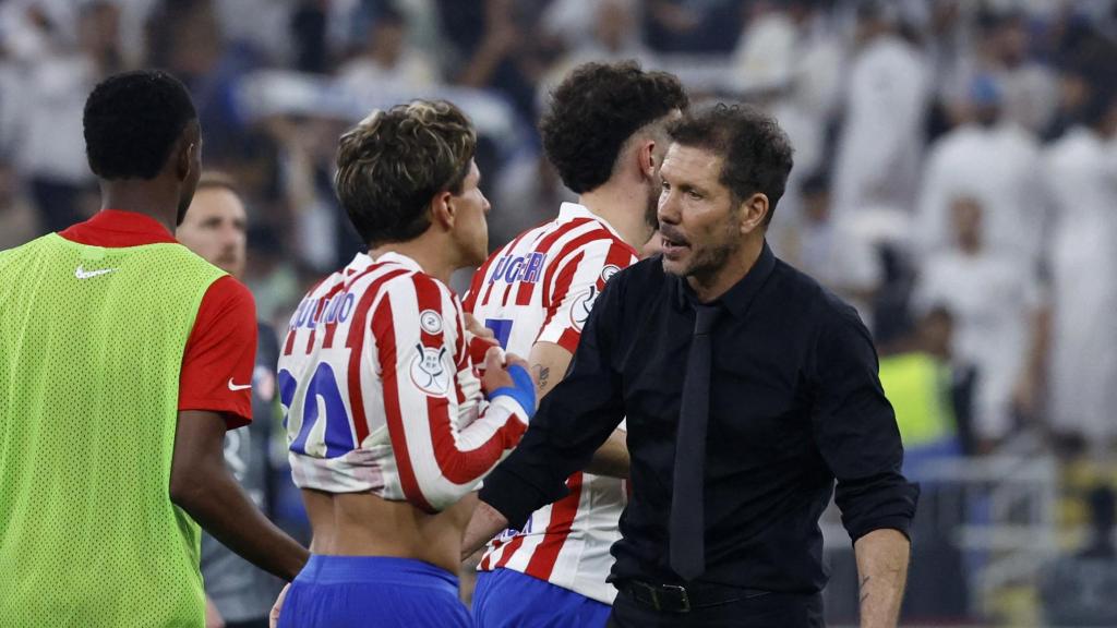 Simeone levanta el ánimo a sus jugadores tras la derrota ante el Atlético de Madrid.