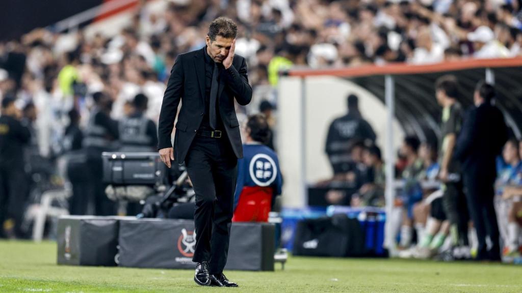Simeone se lamenta durante la semifinal de la Supercopa ante el Real Madrid.