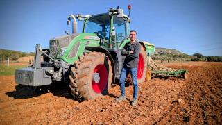 Carlos Ferri, agricultor, en uno de sus campos en Banyeres de Mariola (Alicante).
