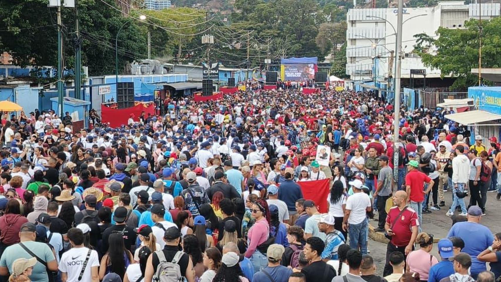Manifestantes a favor de la liberación de Nicolás Maduro, en las calles de Caracas este sábado.