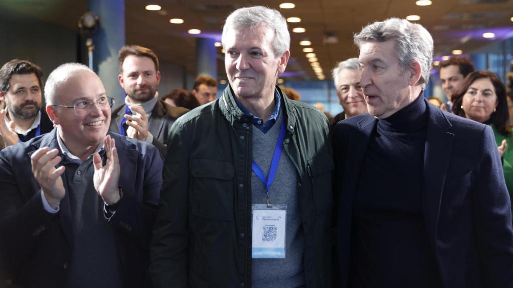 Miguel Tellado, Alfonso Rueda y Alberto Núñez Feijóo, este sábado en la Interparlamentaria del PP en La Coruña.