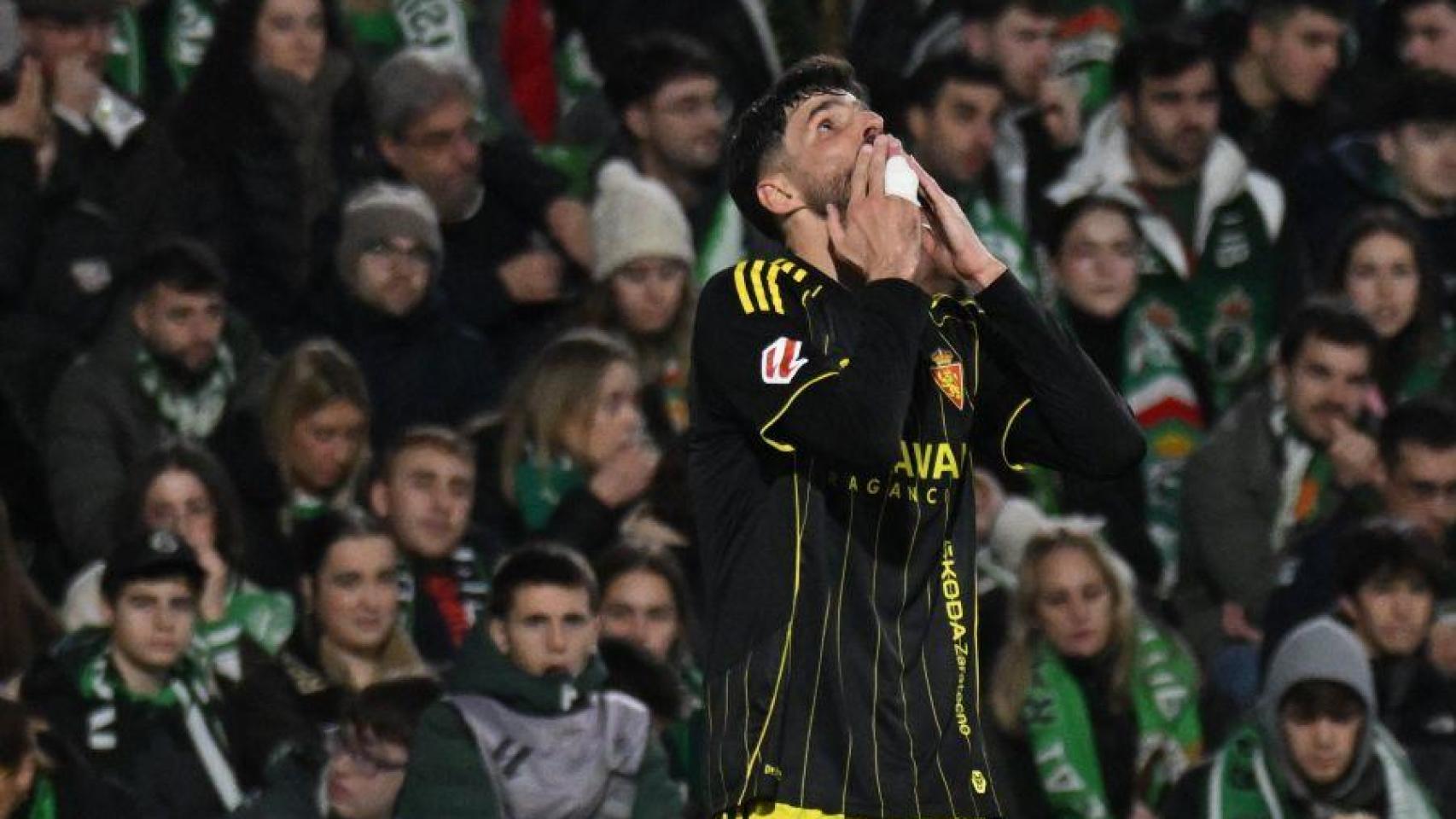 Kenan Kodro celebra uno de los goles del Real Zaragoza en El Sardinero