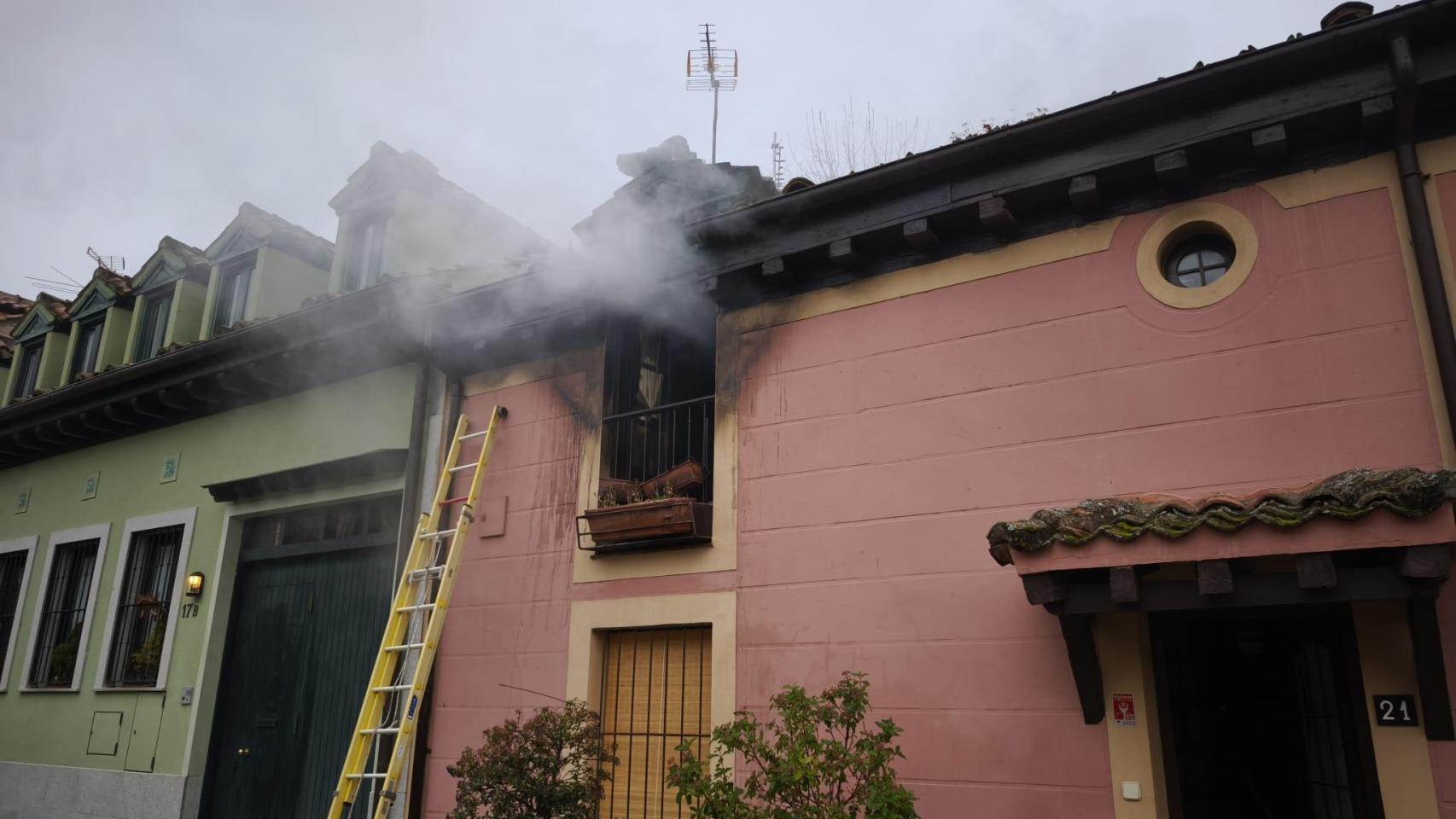 Intervención de los Bomberos de la Diputación de Segovia en el incendio de una vivienda en el Real Sitio de San Ildefonso, donde ha muerto una mujer