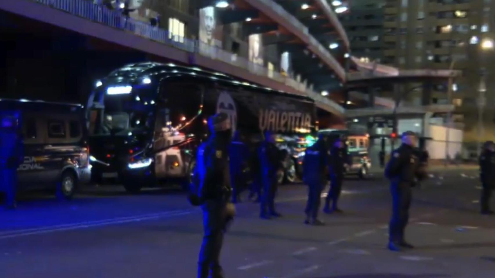 La Policía escolta a los jugadores del Valencia a la salida de Mestalla