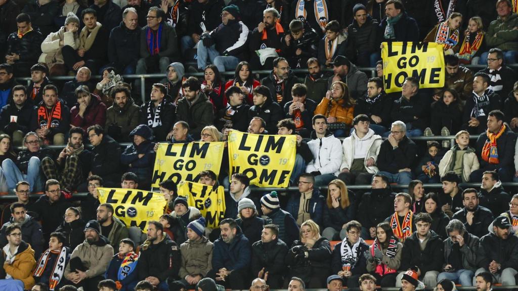 Pancartas contra el propietario del Valencia CF, Peter Lim, en Mestalla
