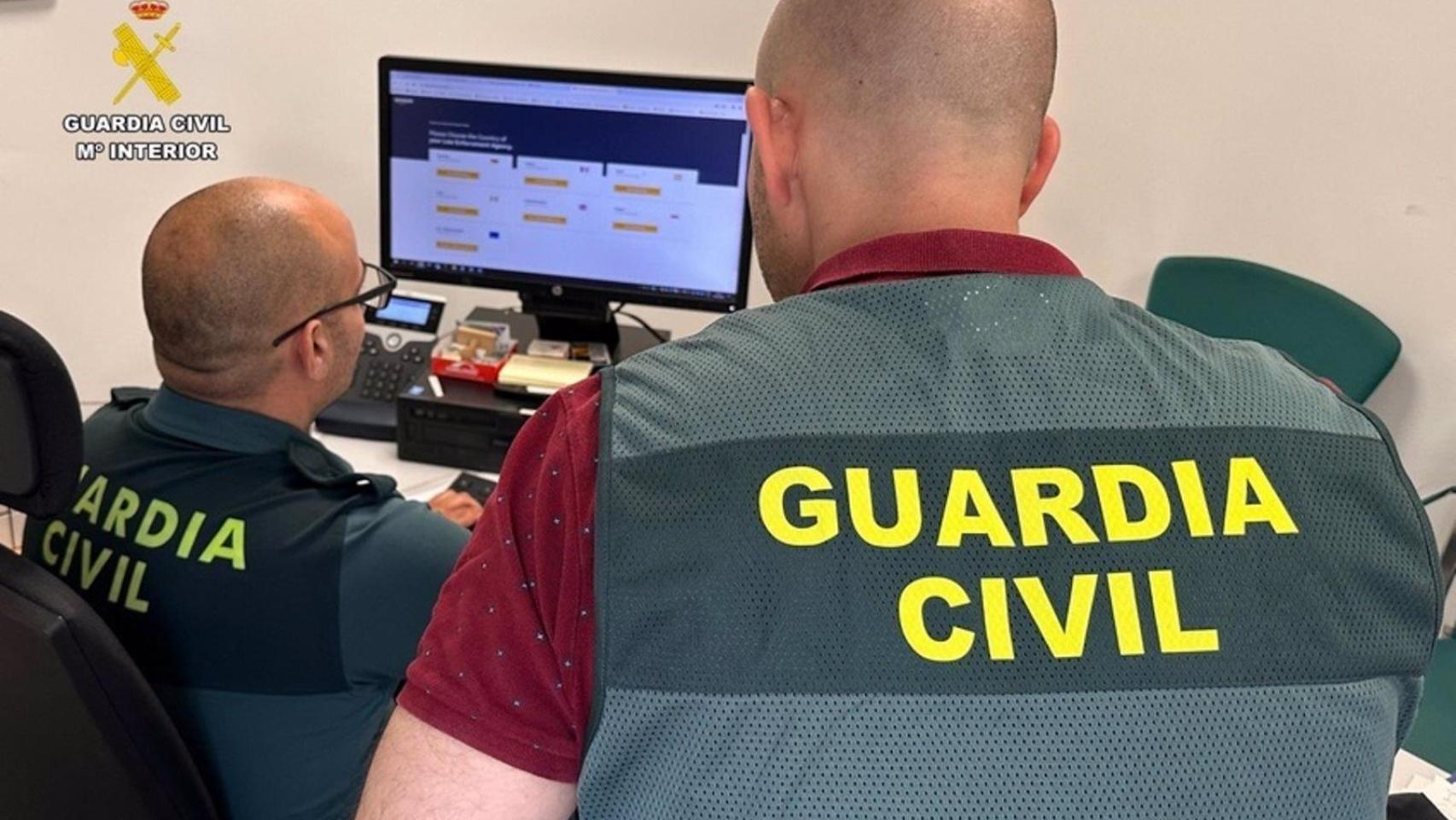 Dos agentes de la Guardia Civil.