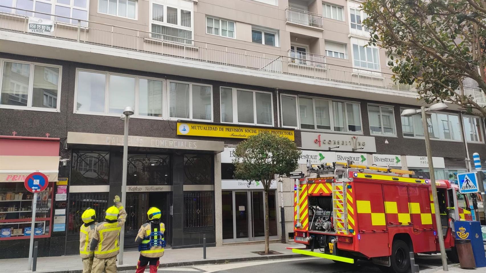 Archivo - Bomberos de Santiago acuden a un incendio en la rúa do Hórreo, en mayo de 2024