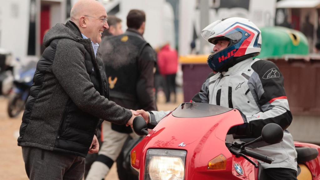 Jesús Julio Carnero, alcalde de Valladolid, saluda a uno de los moteros participantes