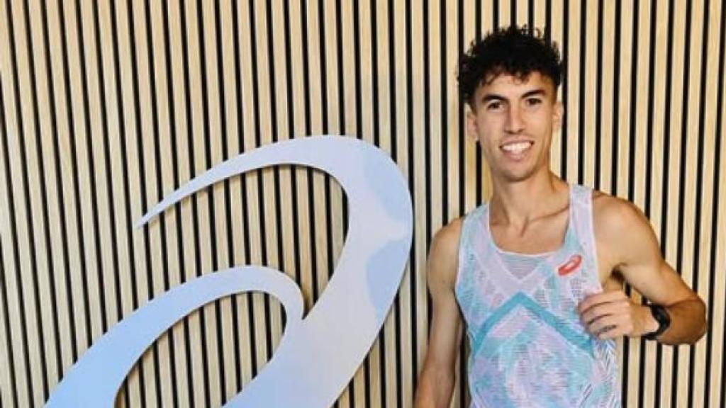 Said Mechaal posa con el logo de Asics, la marca que le patrocina