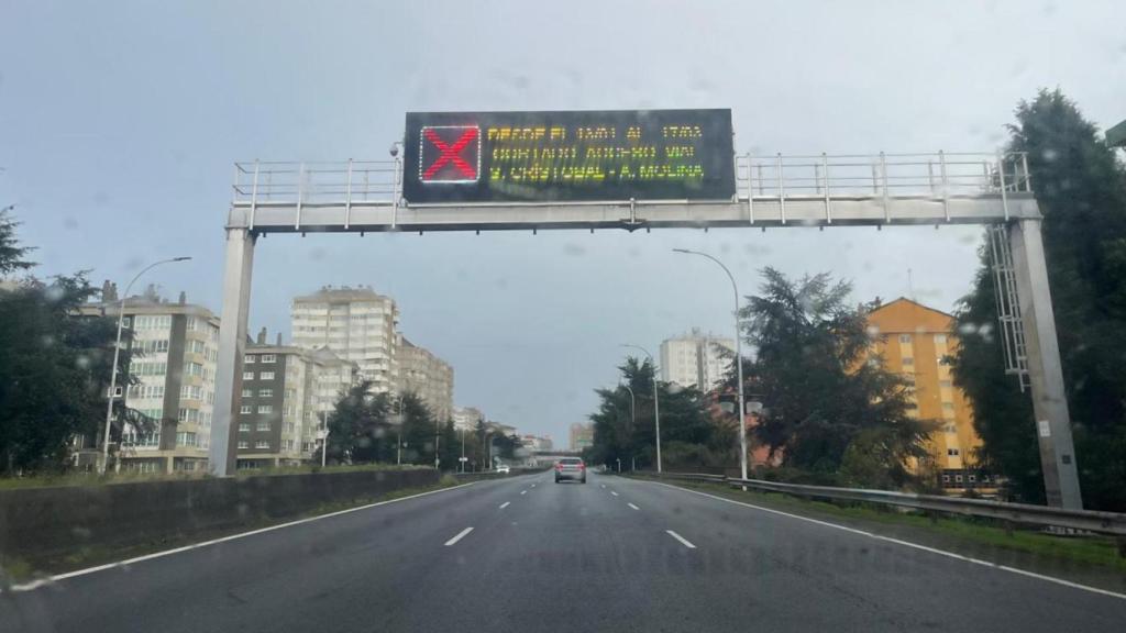 Cartel informando del corte de tráfico