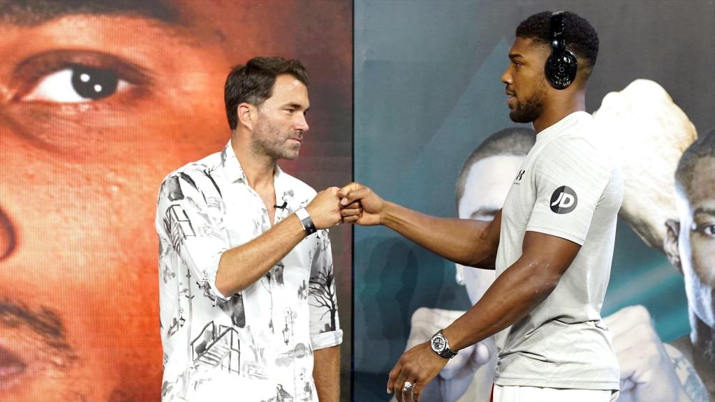 Saludos entre el promotor Eddie Hearn y el boxeador Anthony Joshua
